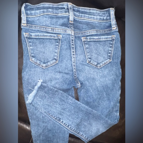 High-Rise Skinny Ankle Jeggings and blue cotton T with embroidered stars. - Picture 9 of 13